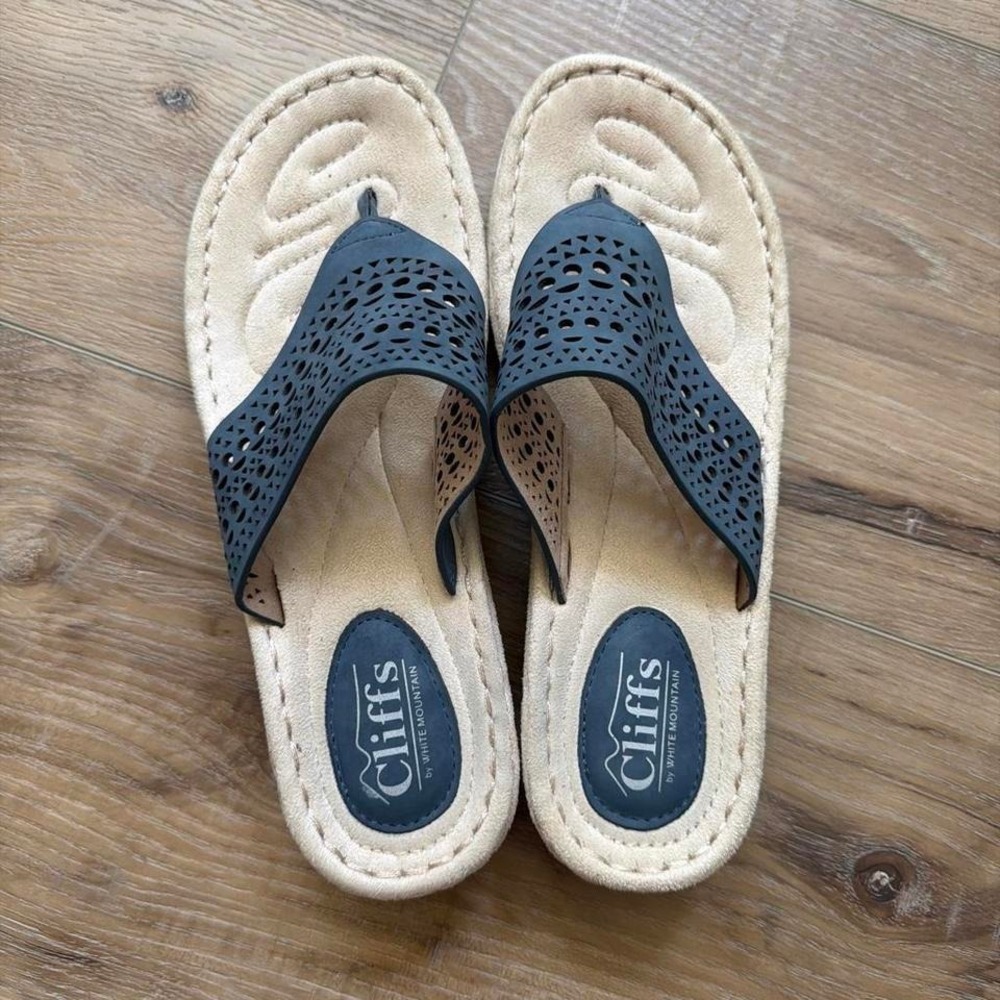 Cliffs by White Mountain Navy Blue Laser Cut Comfort Thong Sandals Sz 9.5 Summer